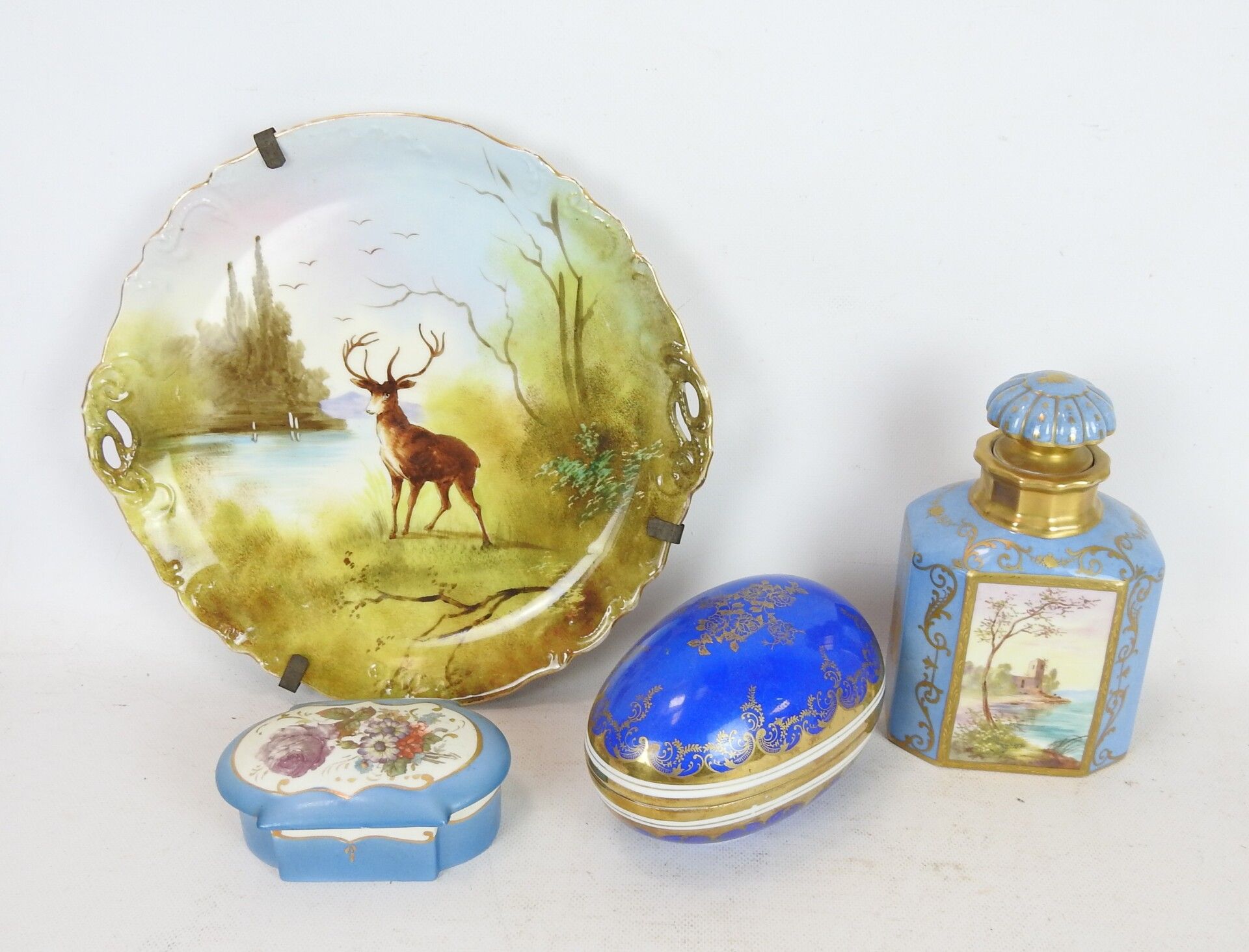 Null 一批瓷器包括：一个有两个把手的盘子，上面装饰着一只鹿（直径：30厘米），一个鸡蛋形状的盒子（11 x 17厘米），一个装饰着英勇场景和风景的瓶子（高度&hellip;