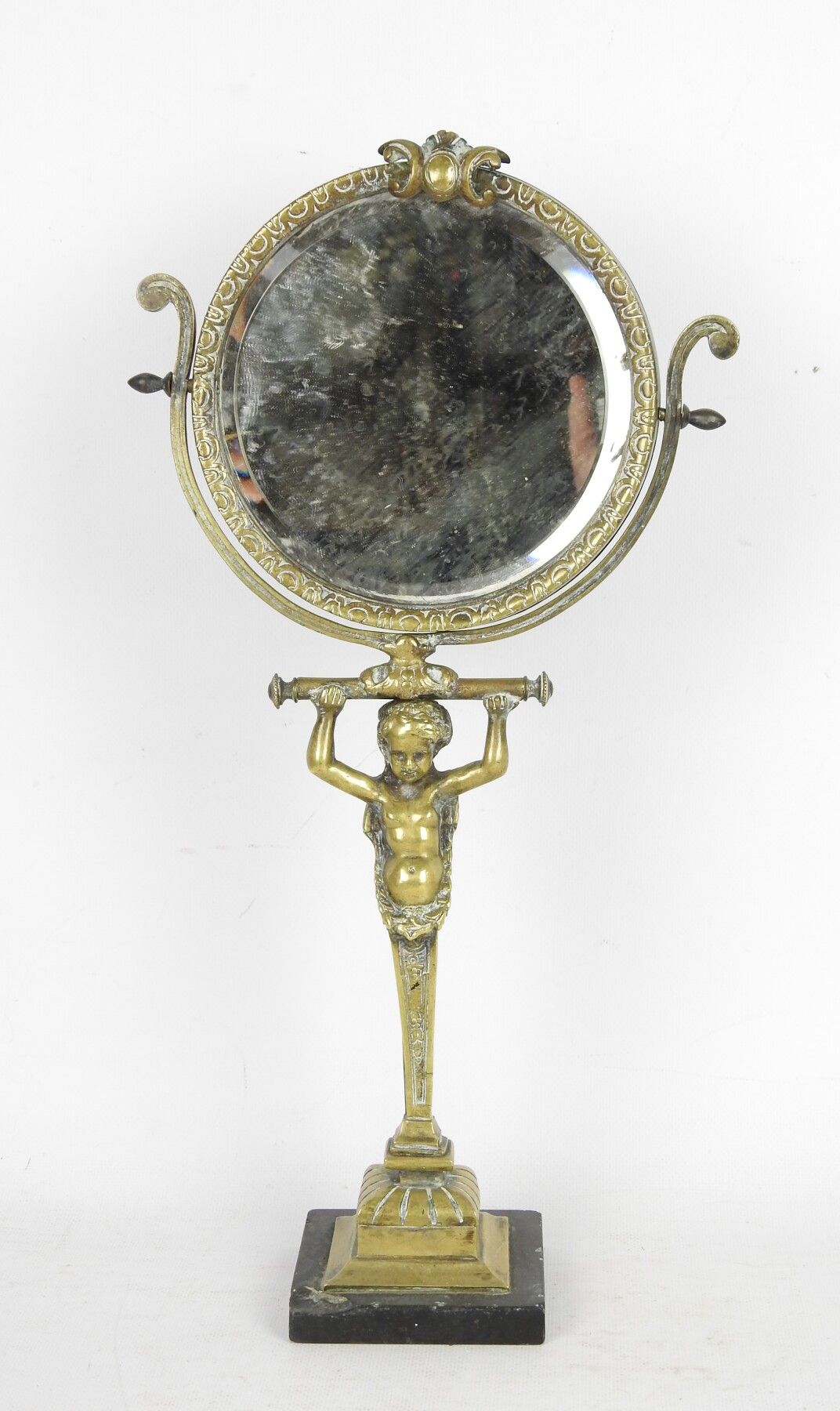 Null POPON: 一个圆形的镀金铜制心理镜，由一个代表小童的脚支撑着，呈卡里亚特状。背面有签名。大理石底座（损坏）。高度：44厘米。