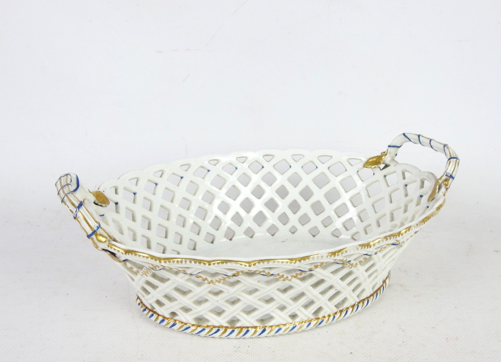 Null PARIS : basket or banquette in openwork porcelain with two handles, gold to&hellip;