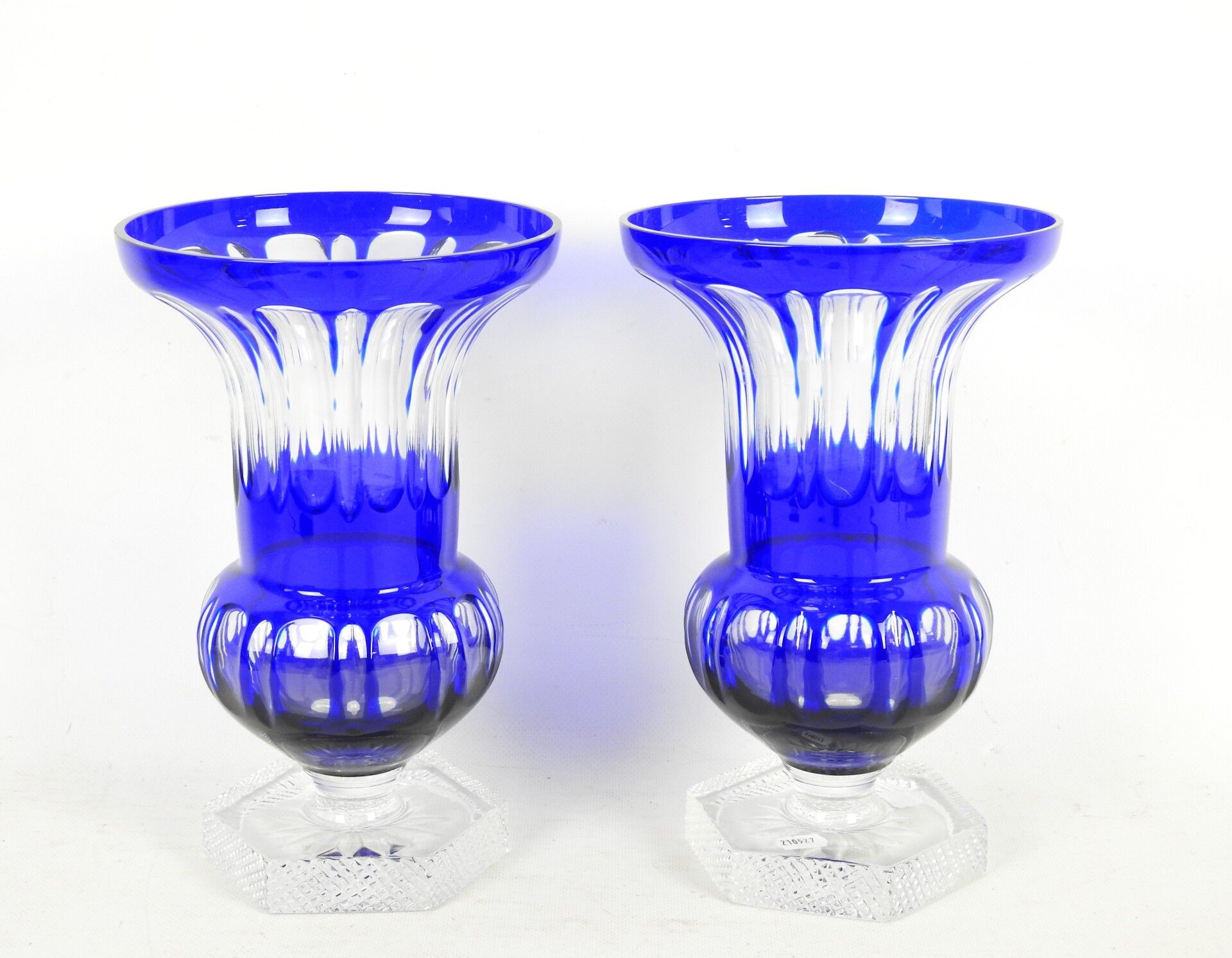 Null CRISTAL DE PARIS : 一对蓝色着色和切割的水晶花瓶。高度：26.5厘米。