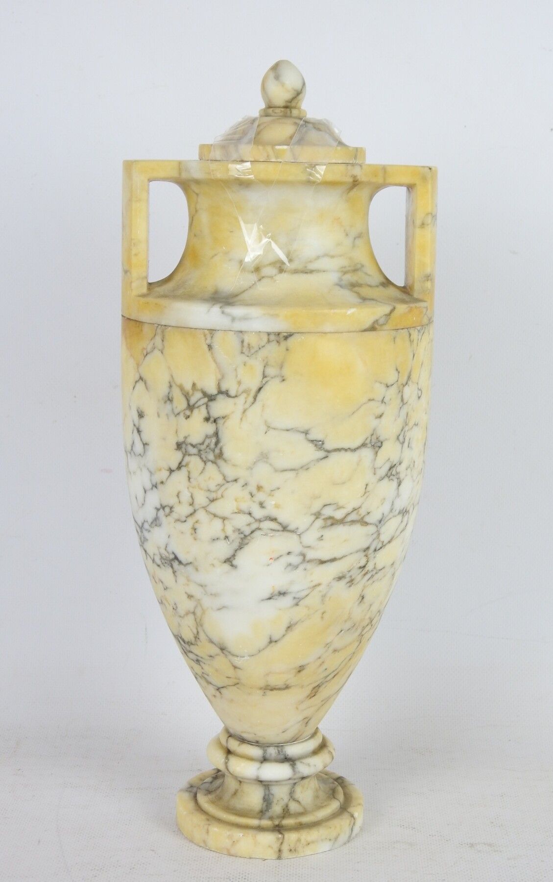 Null Gedeckte Vase in Form einer Amphore aus geschnitztem Marmor. Höhe: 38 cm.