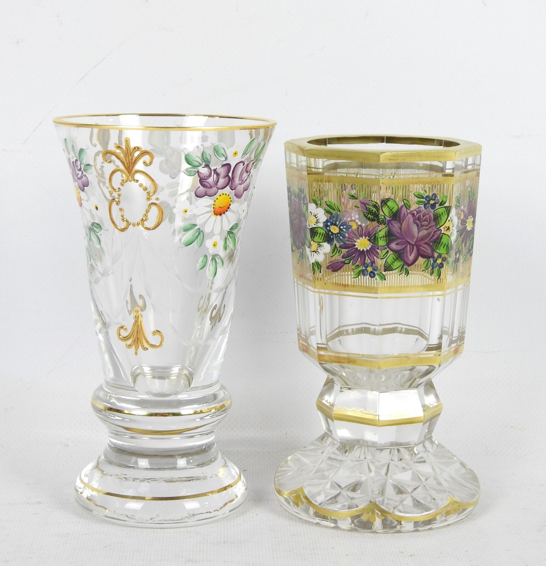 Null ZWEI GLASKRÄSER mit gemalten polychromen Blumen. Höhe: 16 und 17 cm.