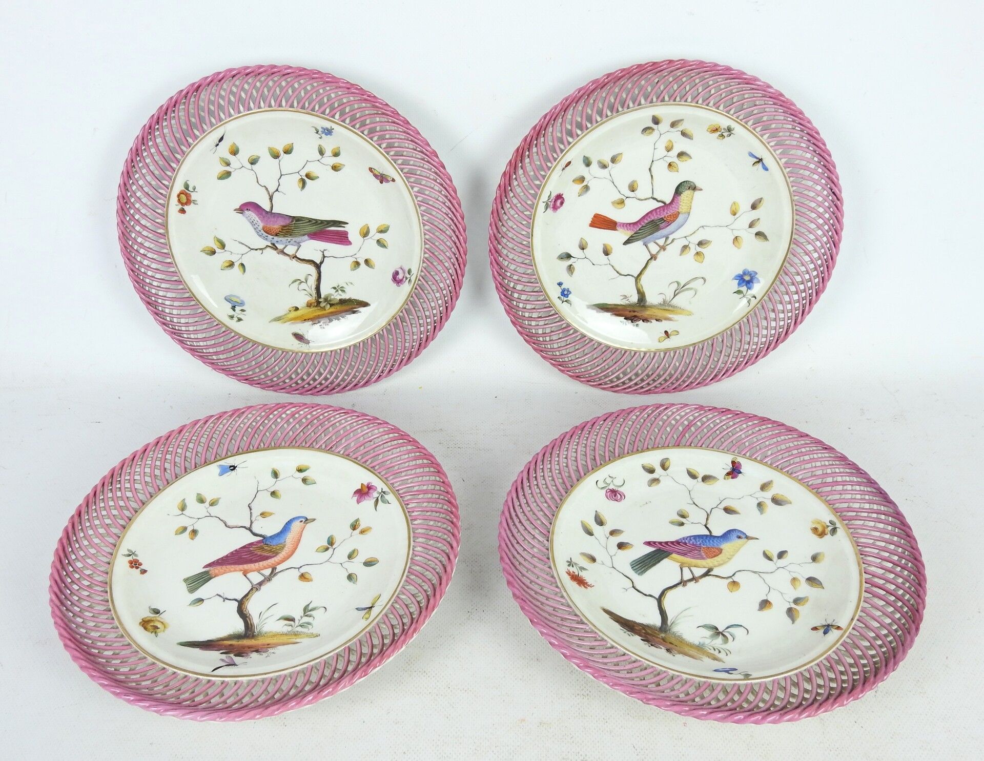 Null ALEMANIA S. XIX: Cuatro platos de porcelana con aves exóticas pintadas. Cen&hellip;