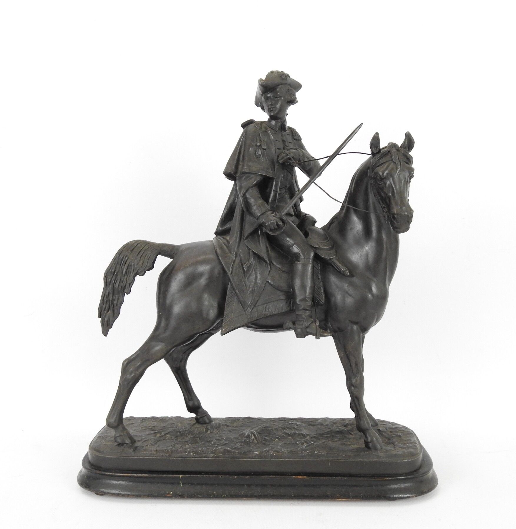Null 一件有釉质的雷古拉主题，代表十八世纪骑马的官员。木质底座。45 x 40厘米。