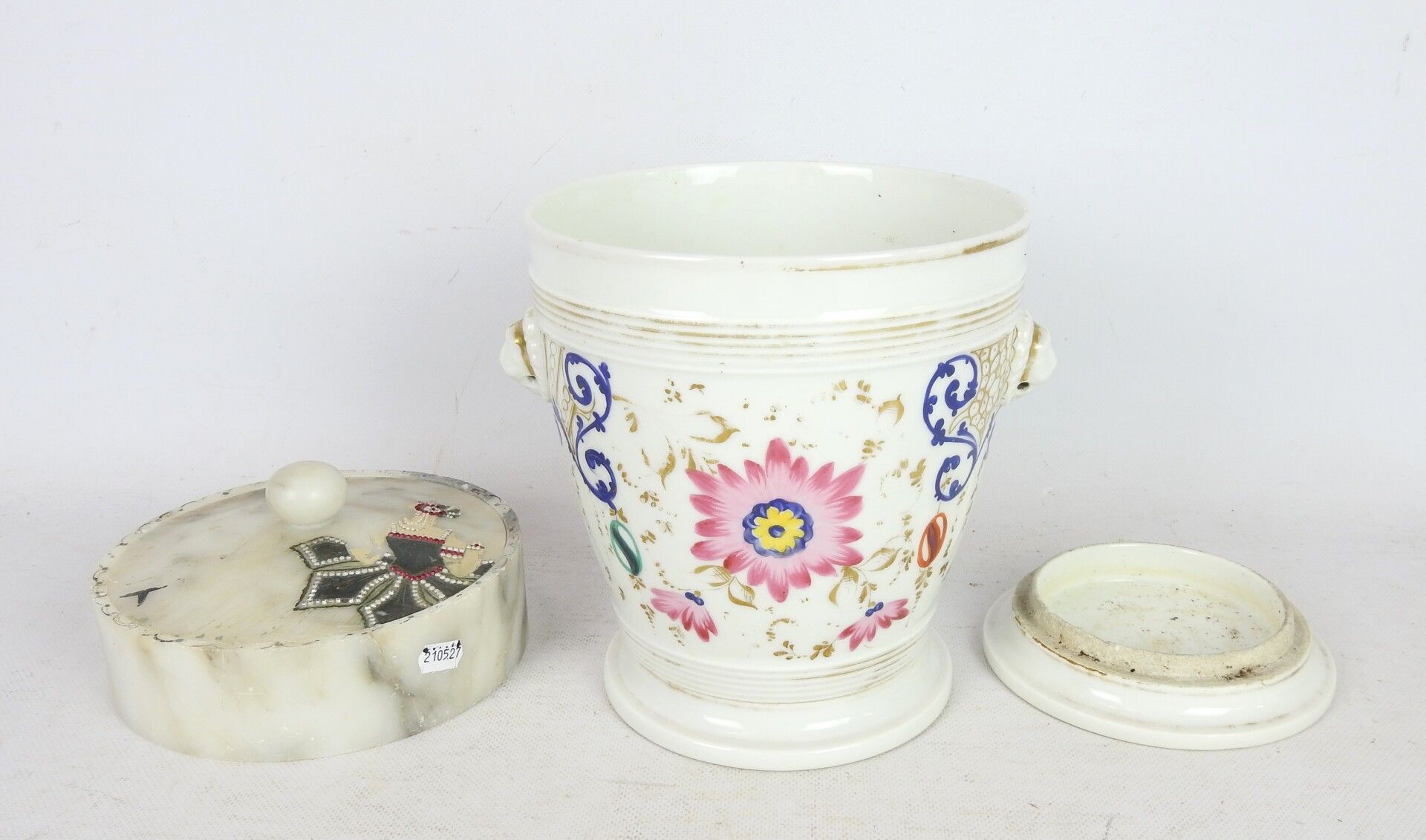 Null 瓷制茶壶。高度：20.5厘米。一个装饰艺术风格的雪花膏盒，上面有一个女人的彩绘装饰。高度：10厘米。直径：18厘米。