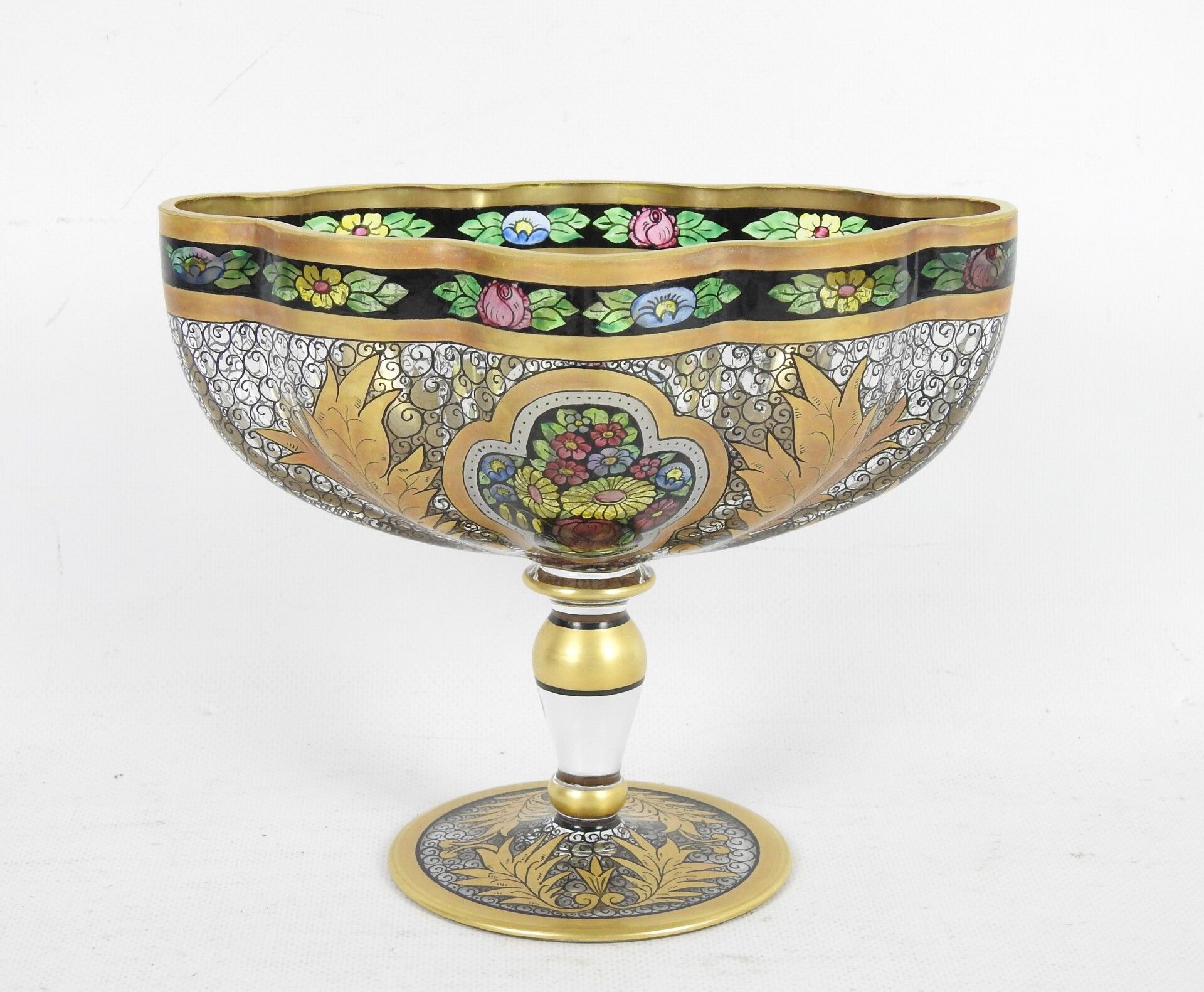 Null SVOBODA: 一个长方形的玻璃碗，底部有波浪形的边缘，装饰有金色的亮点和多色的花朵。高度：17厘米。(裂缝）。