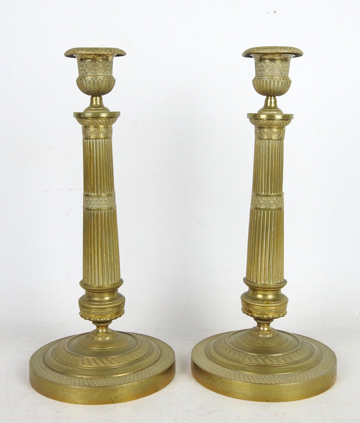 Null PAR DE VELAS DE BRONCE DORADO DE ESTILO RESTAURACIÓN. Altura: 29 cm.