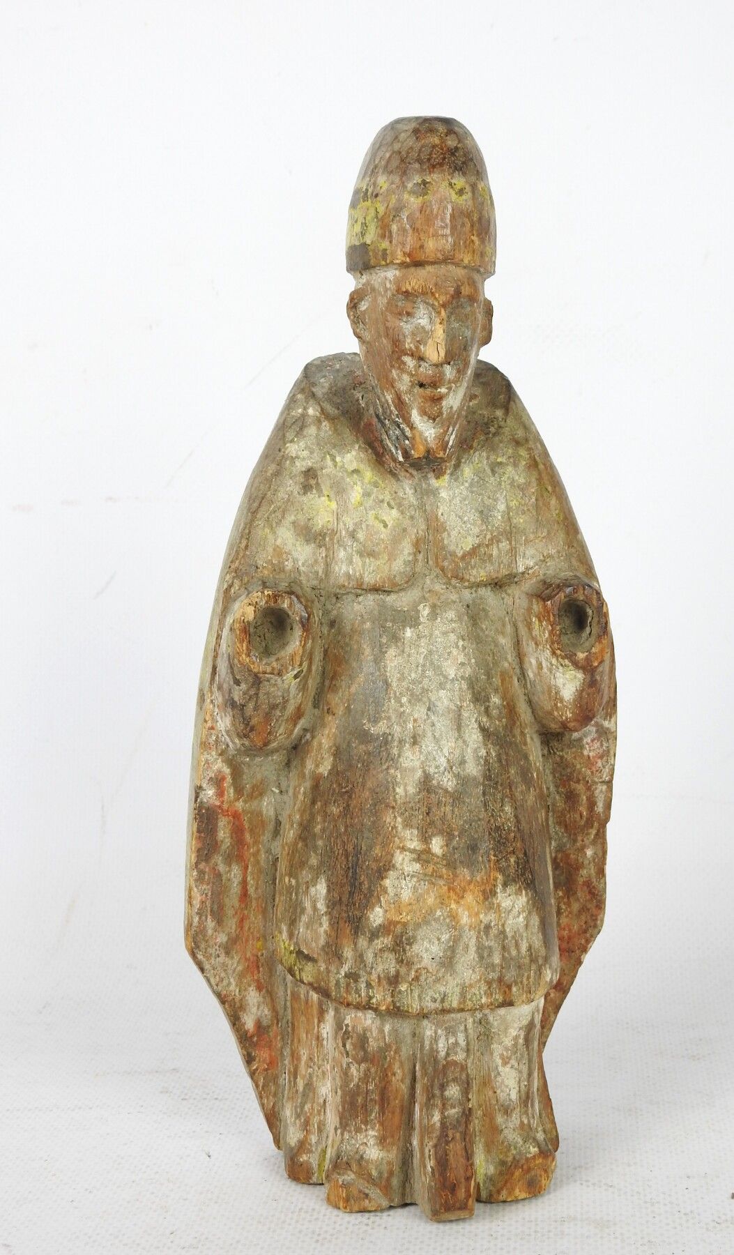 Null Geschnitztes, ehemals polychromes Holzsubjekt, das einen Bischof darstellt.&hellip;