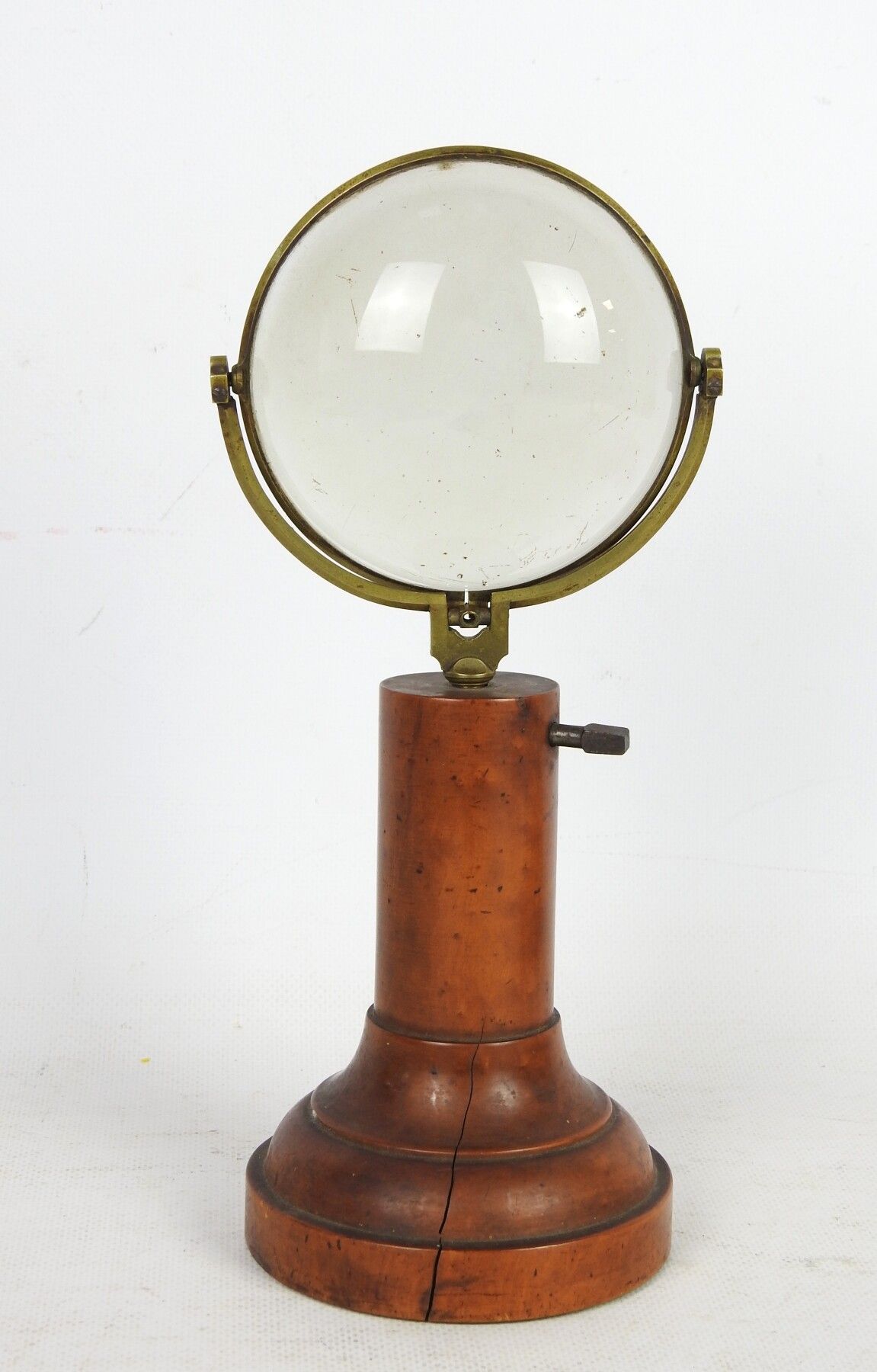 Null 可旋转的弧形玻璃镜片，安装在黄杨木底座上，黄铜框架。19世纪的科学仪器。高度：27厘米