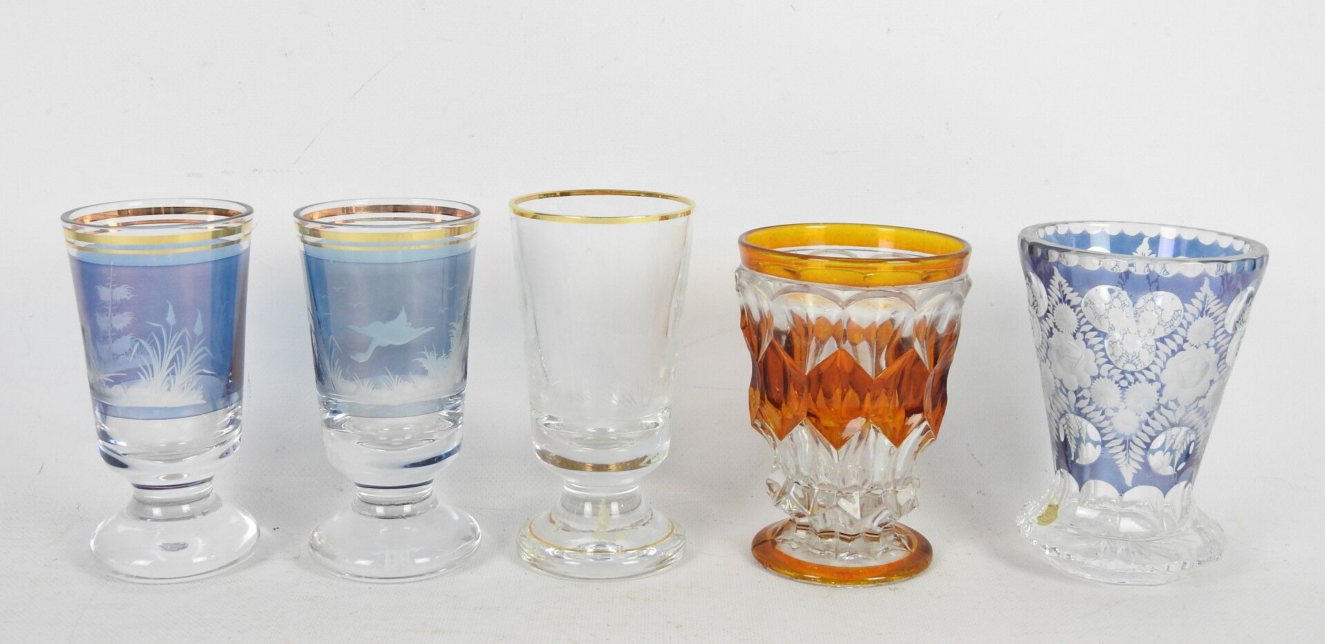 Null 一组五只东方玻璃和水晶杯，刻有鸟、鹿和花。高度：13；14.5和15厘米。(小碎片)。
