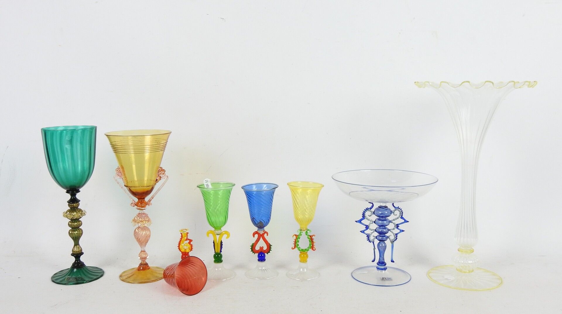 Null 一组6个杯子，一个杯子和一个花瓶，来自穆拉诺和意大利的吹制玻璃。高度：25；24；15；17和32厘米。(事故）。
