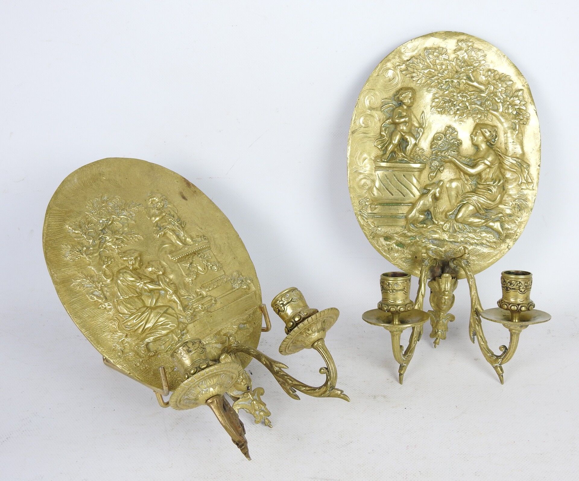Null Pair of gilt bronze sconces with two arms of lights and a medallion decorat&hellip;
