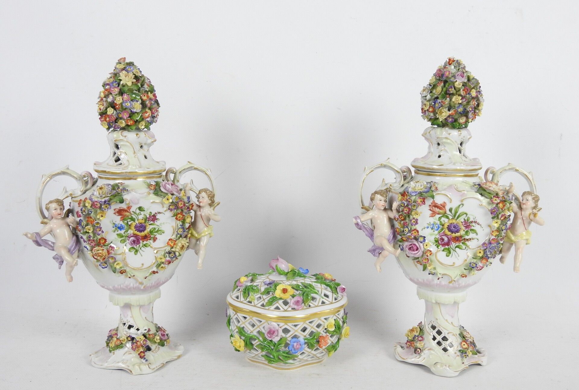 Null CAPODIMONTE : Pair of covered vases forming pot pourri in porcelain with ri&hellip;