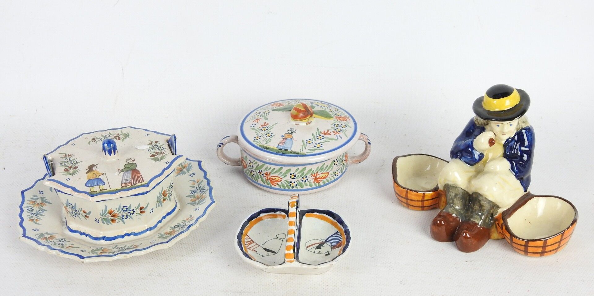 Null LOT of earthenware including: a salt and pepper shaker in Henriot Quimper e&hellip;