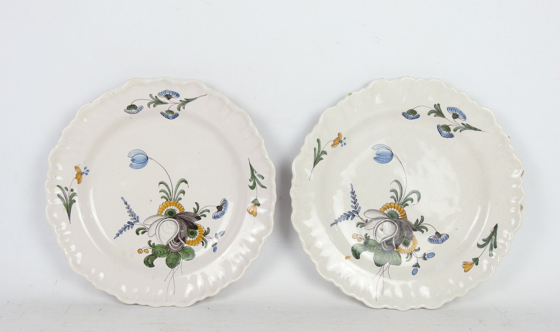 Null ITALY XVIIIth : Pair of earthenware plates decorated with polychrome flower&hellip;