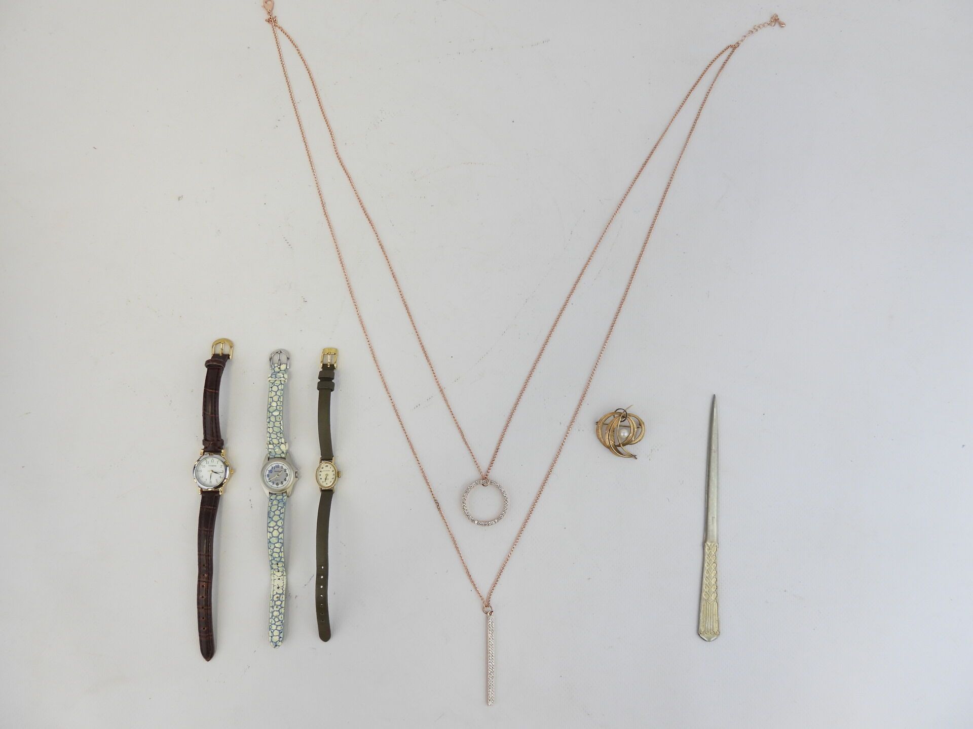 Null LOTE de bisutería: broche metálico de hoja y perla, tres relojes Inesens, A&hellip;