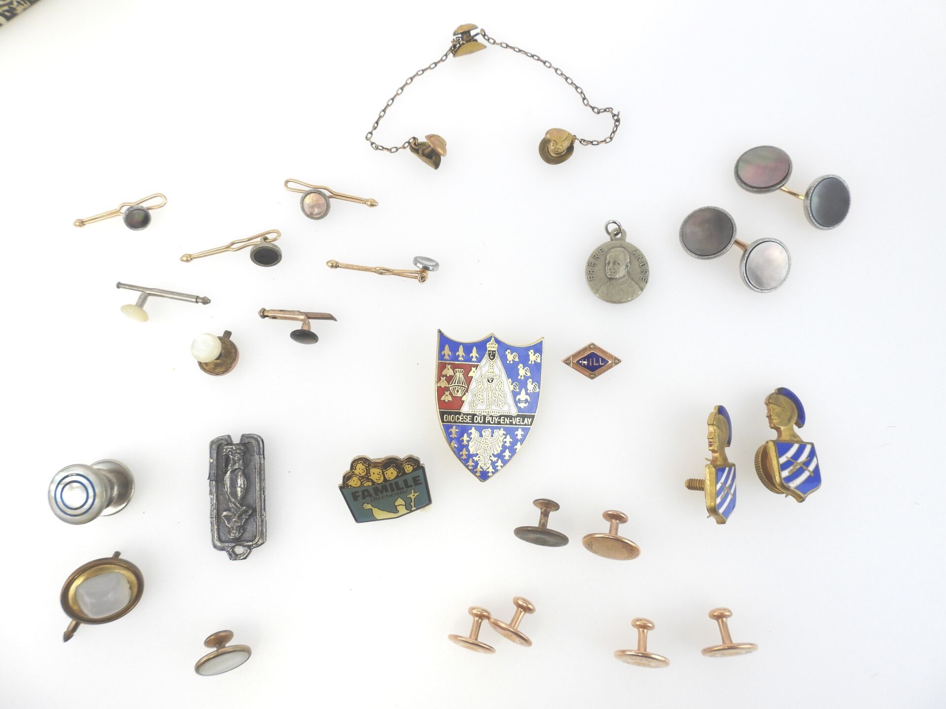 Null 在一个镀银的盒子里，上面刻有阿拉伯式的图案，并标有JW POLE的字样：很多服装珠宝，包括袖扣，有些是珍珠母，宗教奖章，胸针，别针。