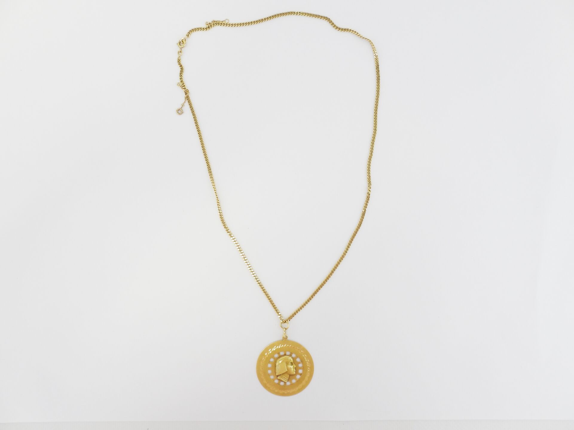 Null Chain and medal in yellow gold 750/1000. Weight : 24 gr