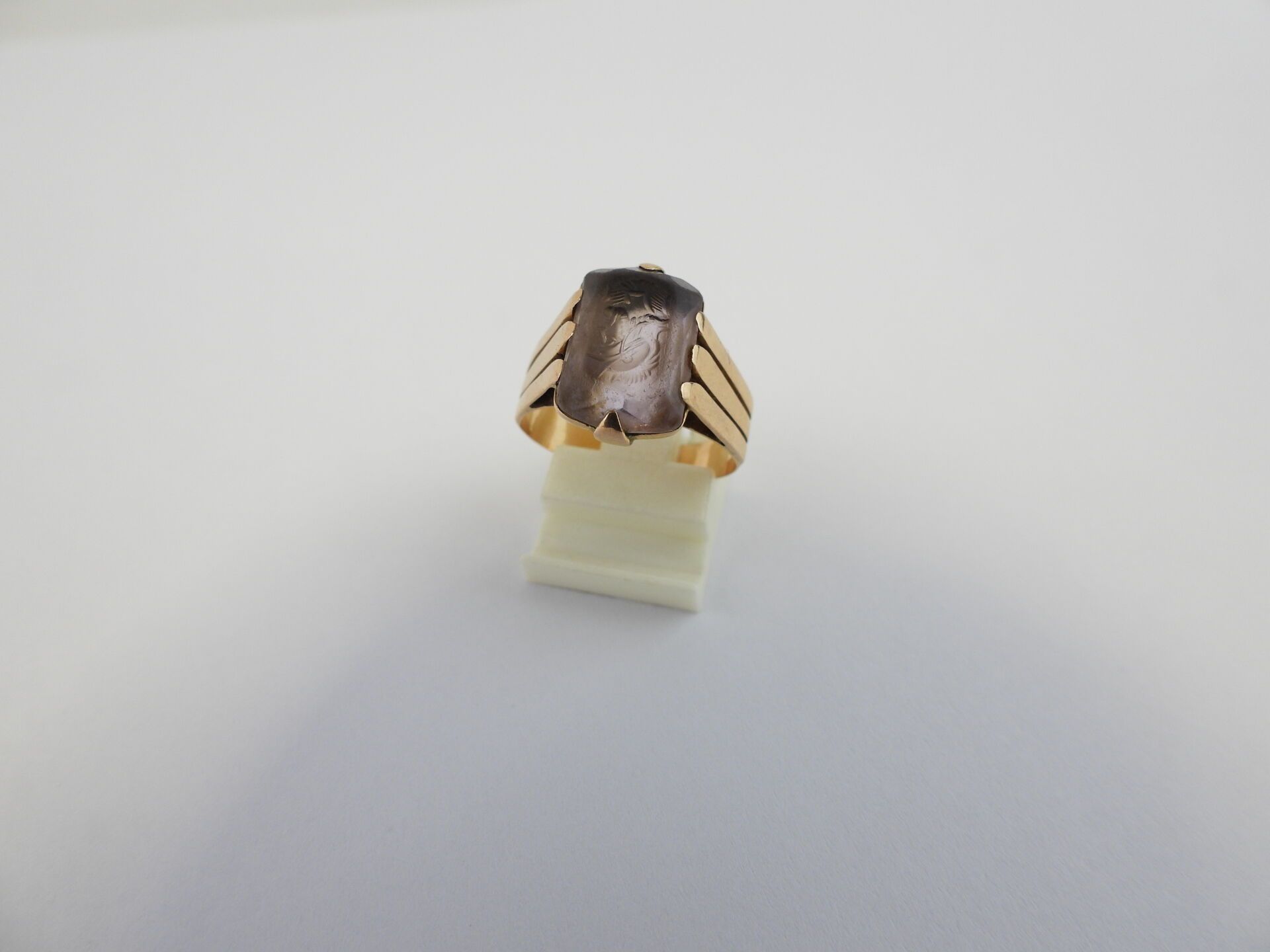 Null Ring aus Gelbgold mit einem Intaglio-Stein, der einen behelmten Mann darste&hellip;