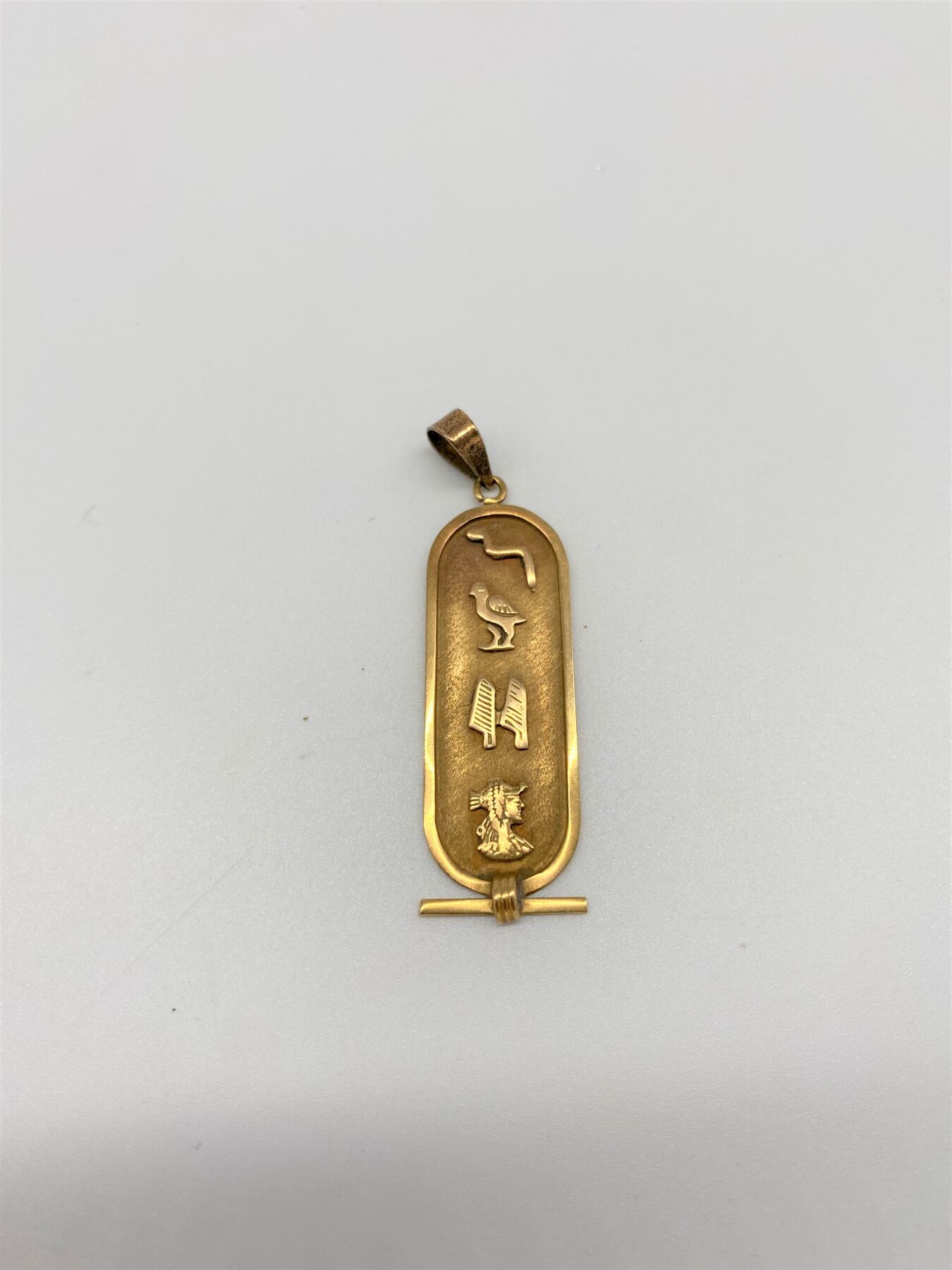 Null Ciondolo in oro con disegno egiziano. 3,15 gr.
