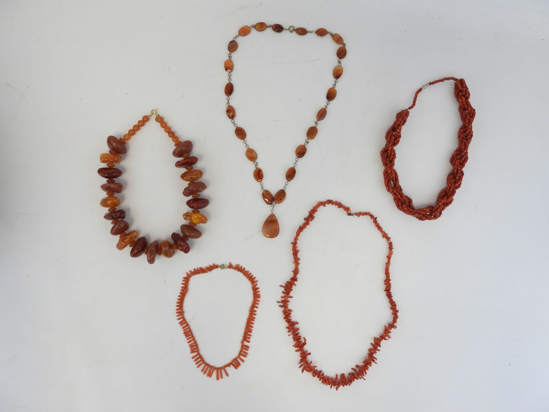 Null SET of 3 coral necklaces and a carnelian necklace, an Agatha necklace