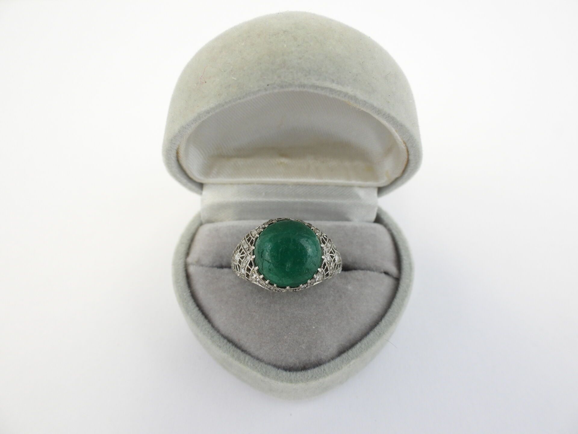 Null Dome ring in platinum, diamonds and emerald cabochon. Gross weight : 5.00g