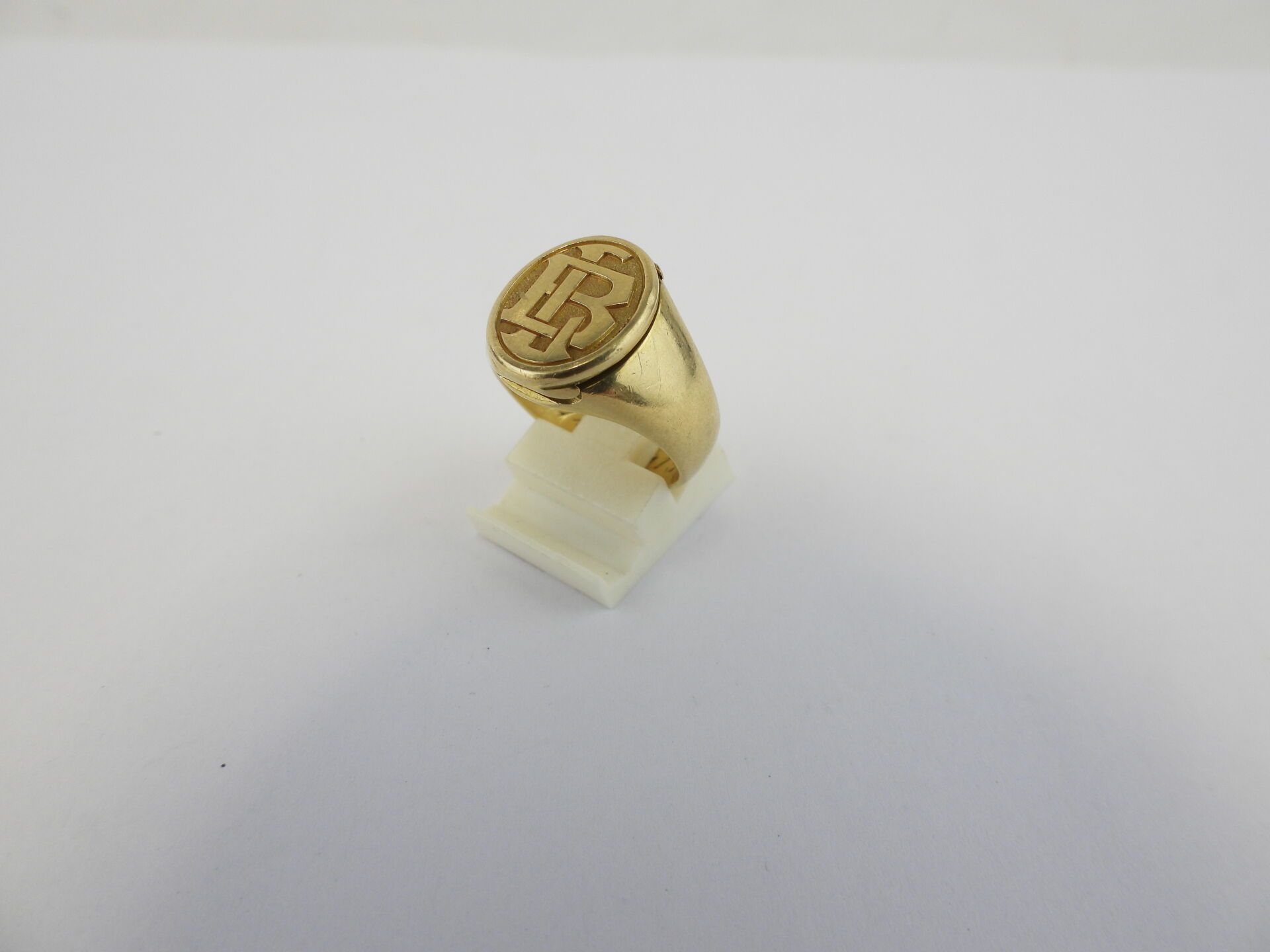 Null Gold signet ring with the number LB. 15.23 gr
