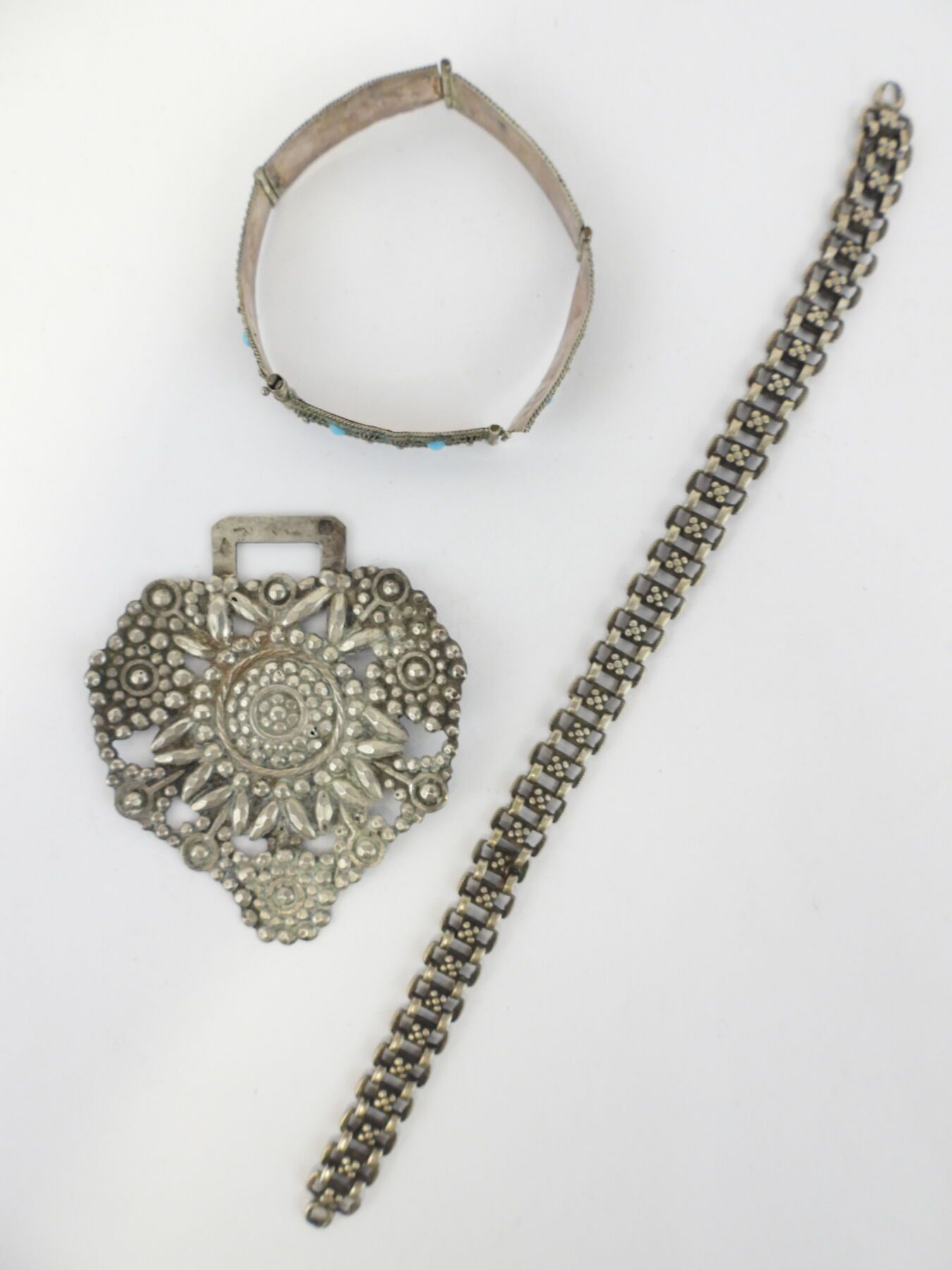 Null Lot of silver jewels (800°/°°) including: a cloak fastener and two bracelet&hellip;