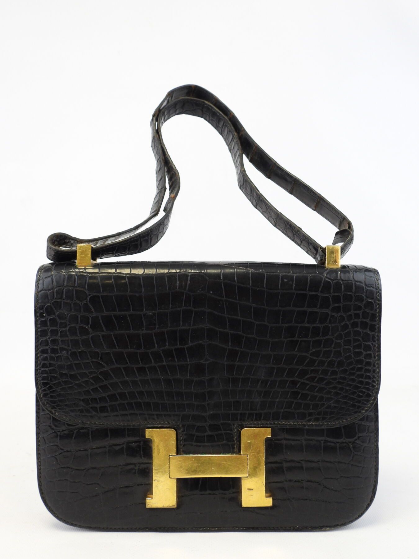 Null HERMES. Constance bag in black Porosus crocodile. Gold metal trim. Hand-car&hellip;