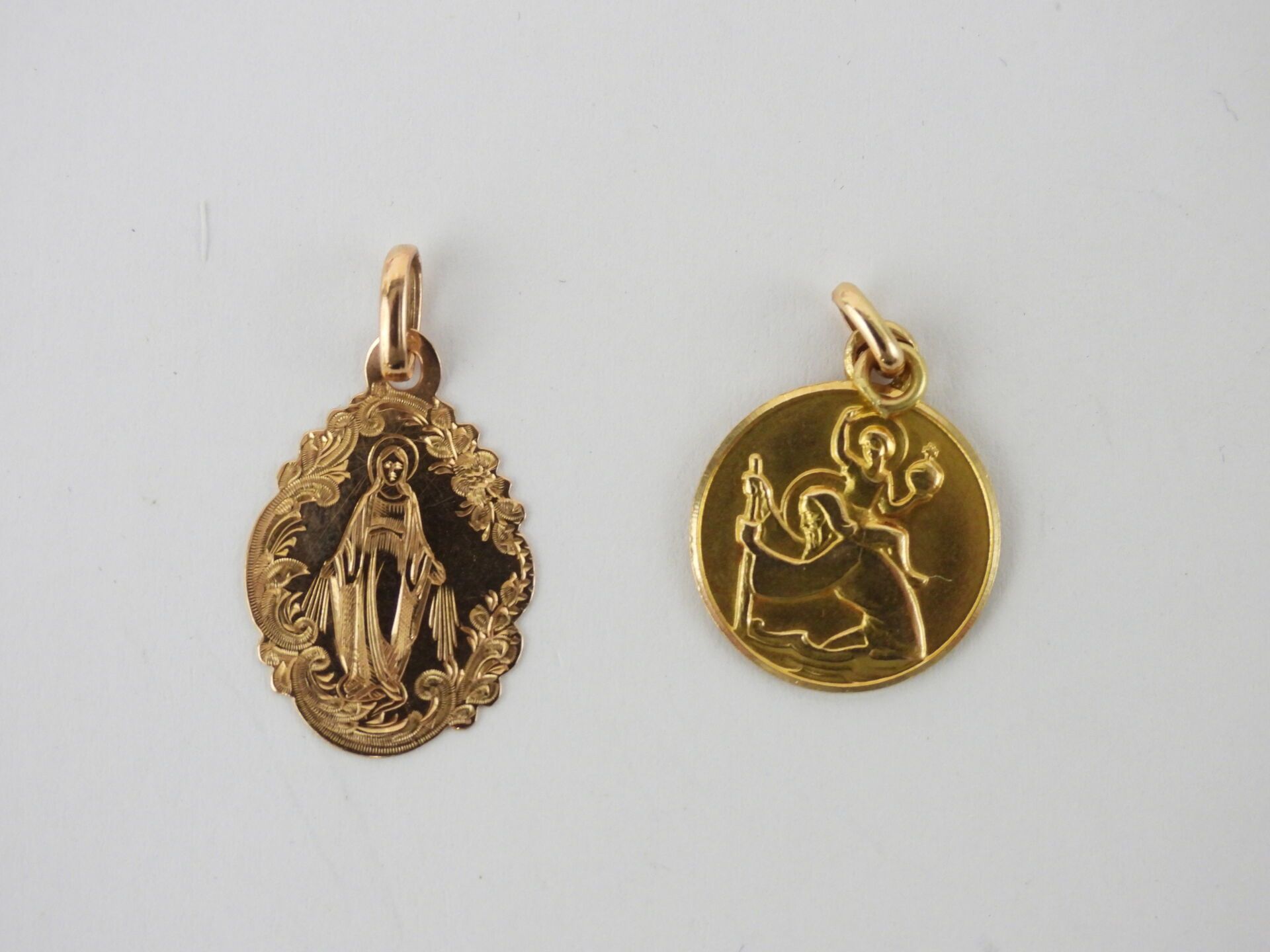 Null DUE medaglie religiose in oro giallo 18 carati (750°/°°). Peso netto: 3,7 g