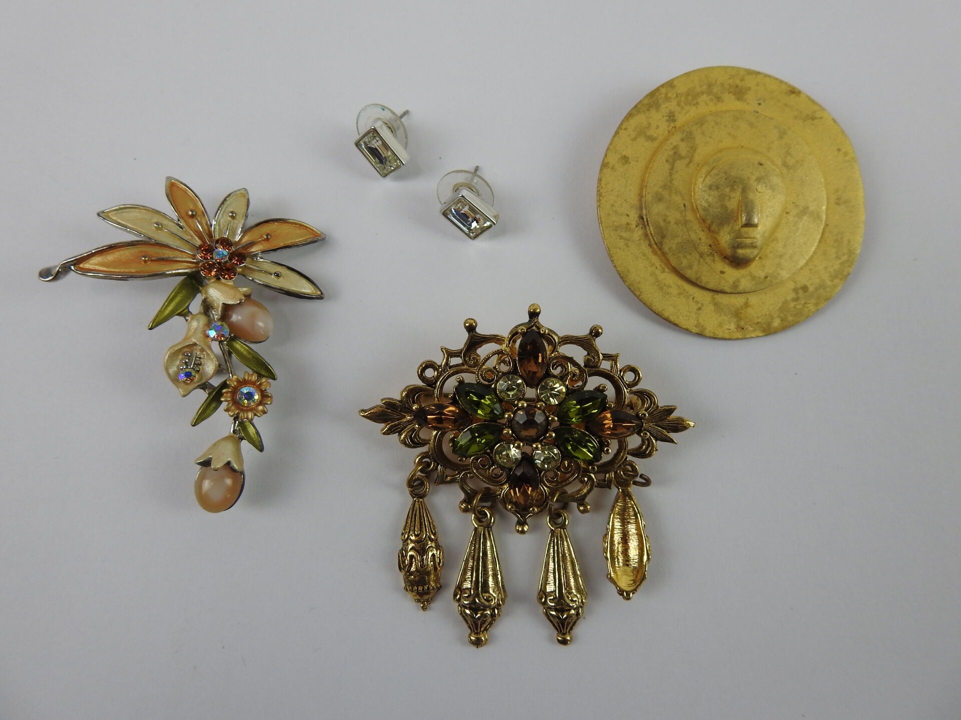 Null 一套3个鎏金金属胸针，其中两个带有吊坠和花式宝石，珐琅质。附有一对花哨的耳环。