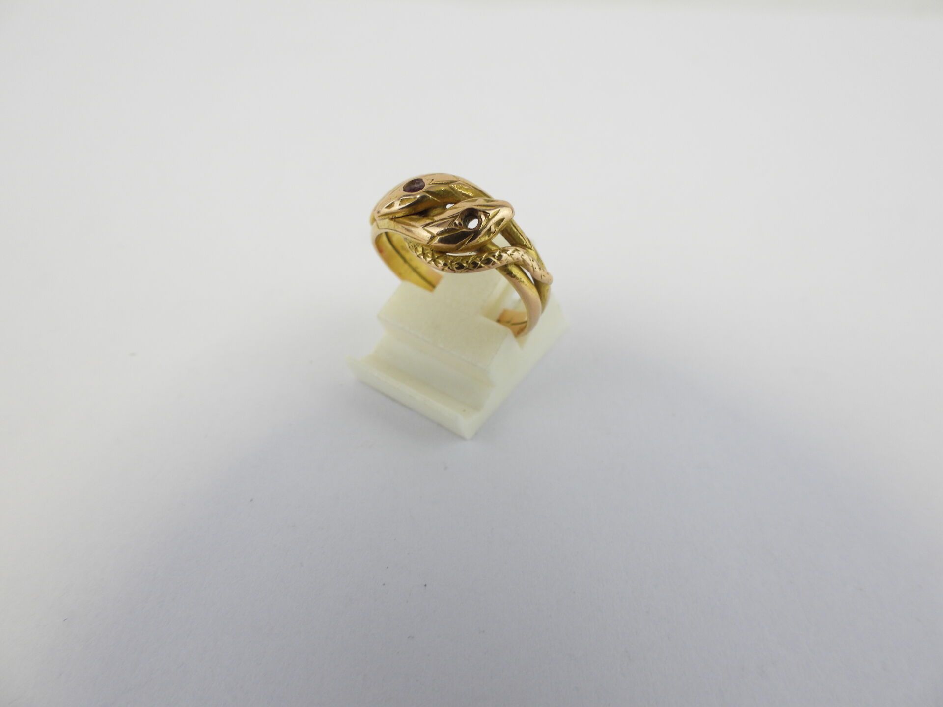 Null Yellow gold snake ring 4.39 gr (missing a small stone)