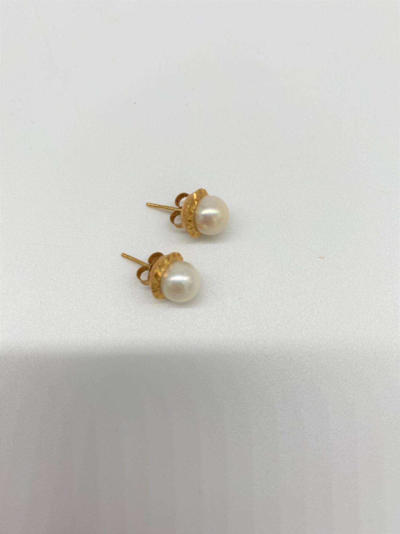 Null 一对750/1000黄金耳环，饰有珍珠。1.75克