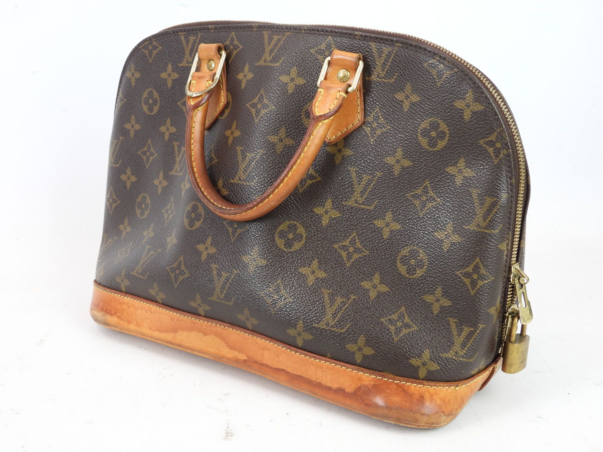 Null Louis VUITTON: Leather handbag monogrammed LV. N° FL0032. Wear, stains espe&hellip;
