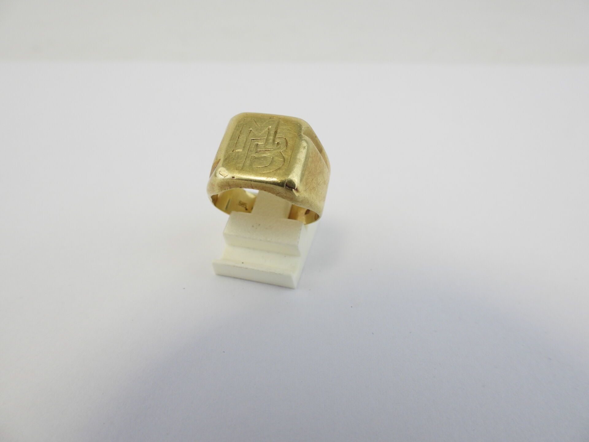 Null CHEVALIERE aus 585er Gelbgold mit der Gravur MB. Gewicht 9,84 g. TD 59-60