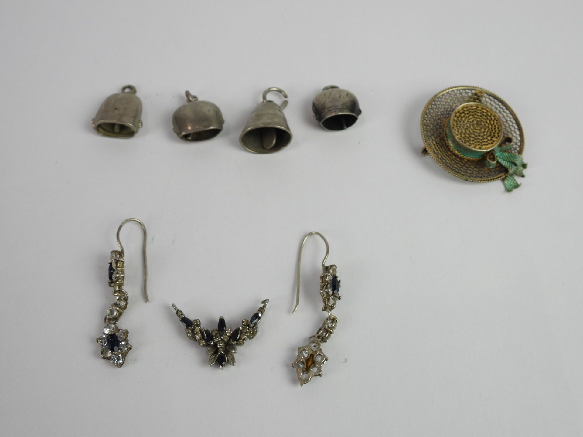 Null Silber (800°/°°): bestehend aus Charms, Ohrringen und einer Hutbrosche. Bru&hellip;