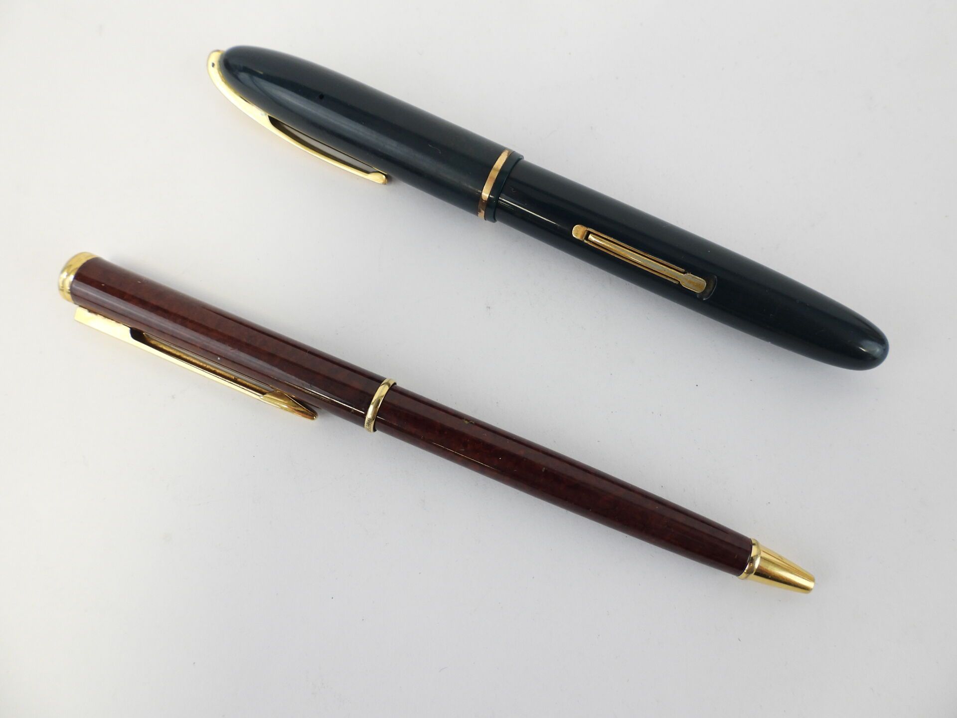 Null Waterman : lot de 2 stylos comprenant

- Stylo bille doré et marbré marron
&hellip;