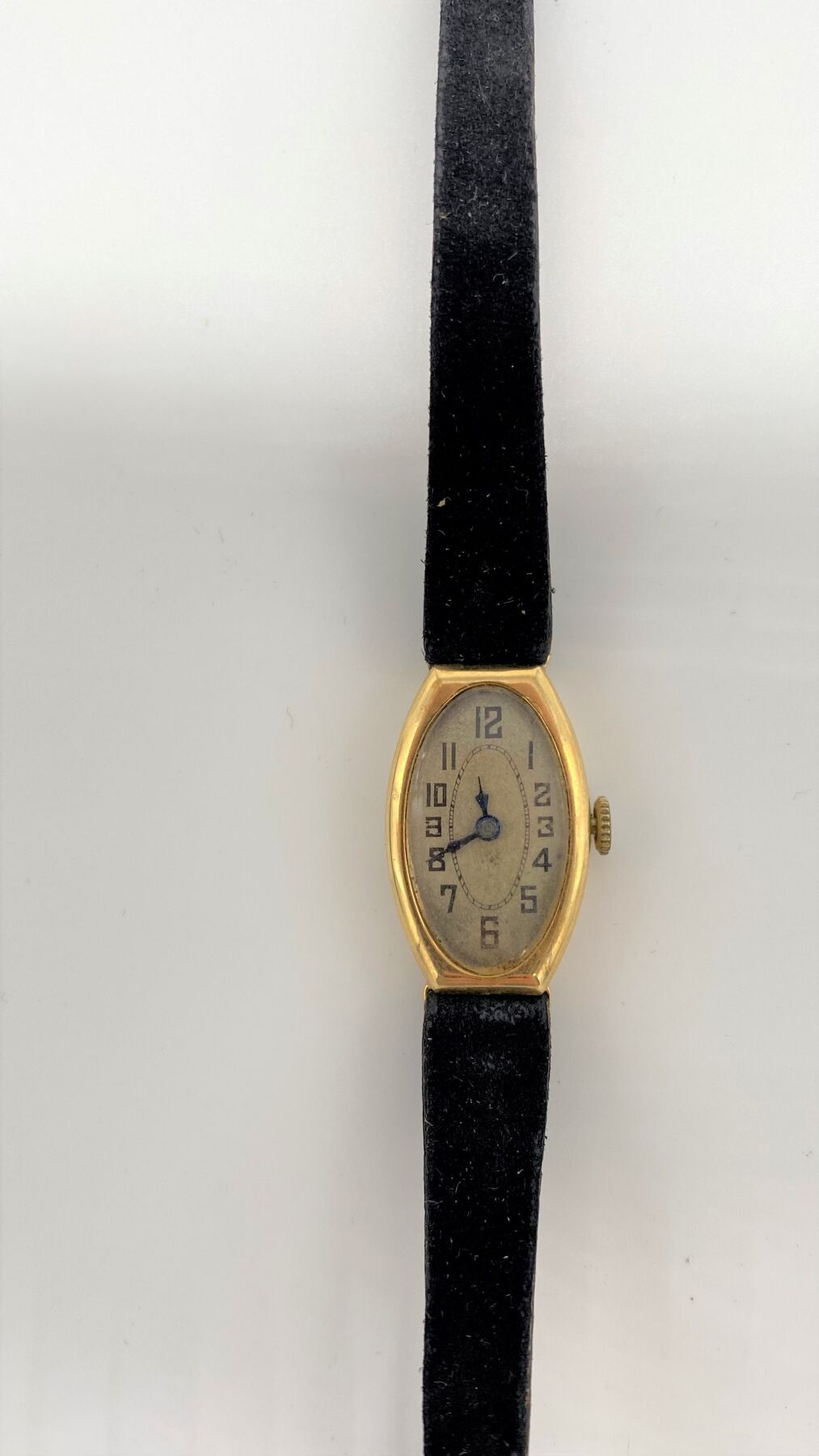 Null Damen-Armbanduhr Gehäuse aus 750er Gelbgold Armband aus schwarzem Leder. Br&hellip;
