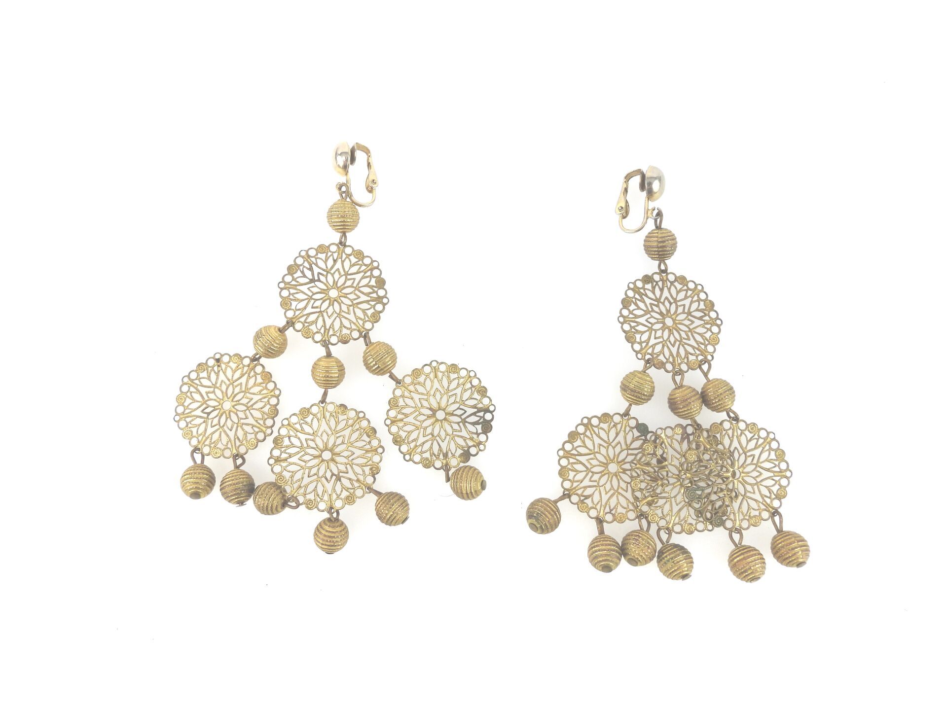 Null Pair of golden metal earrings decorated with balls.