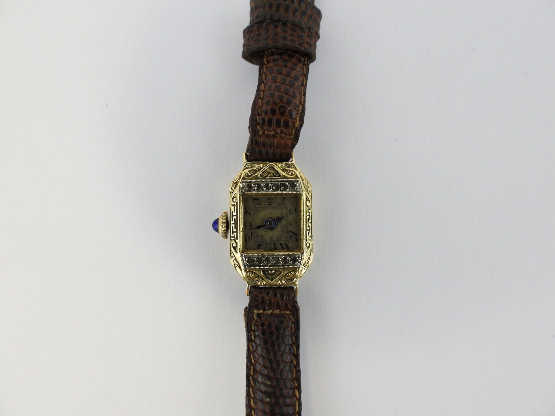Null Lady's watch with gold and diamonds (?) case. Leather strap. Total weight :&hellip;
