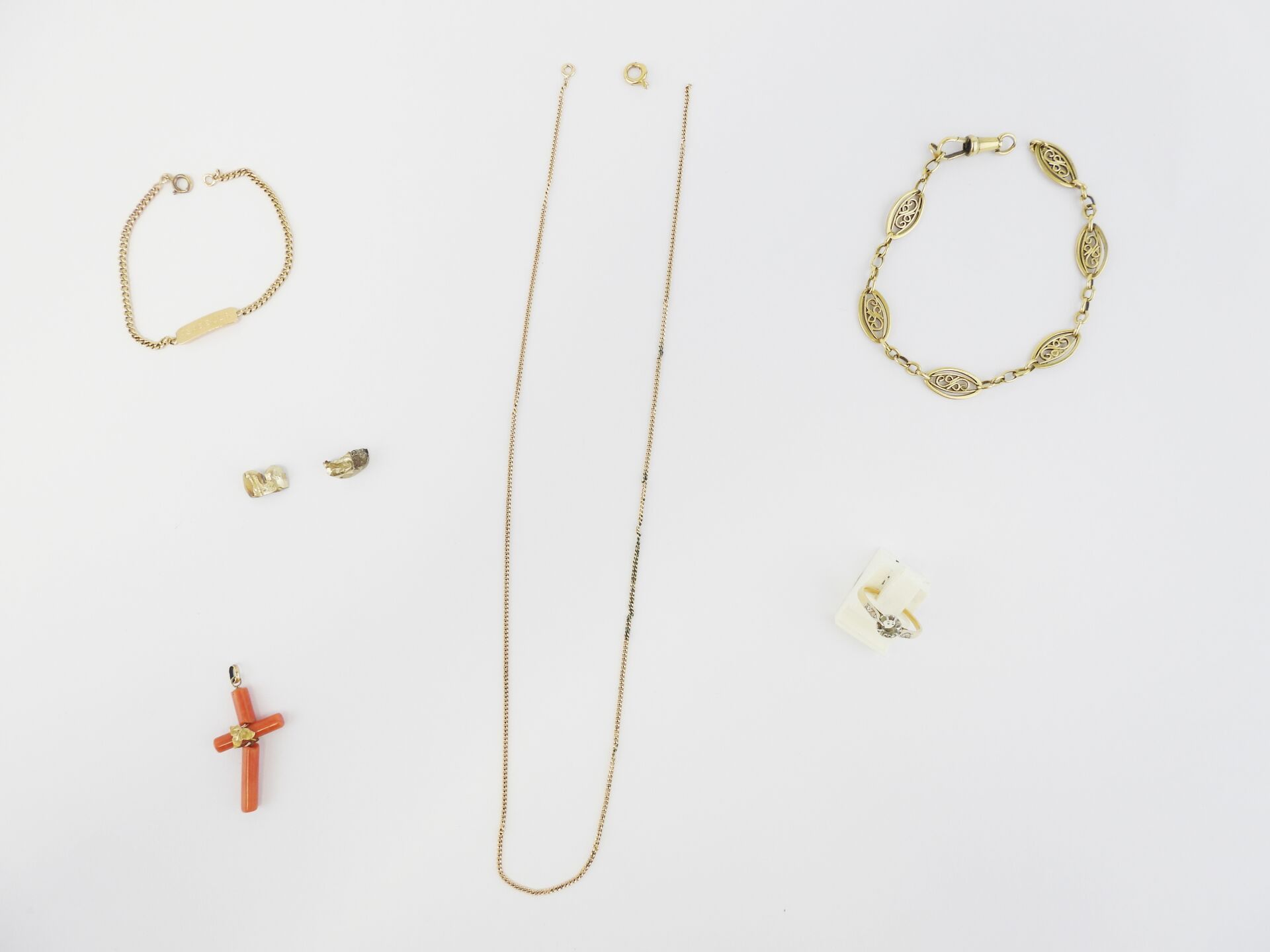 Null 杂项残片，包括十字架，牙科金，2个手镯，1个戒指。21.95克（其中20.12克不包括金和珊瑚十字架）