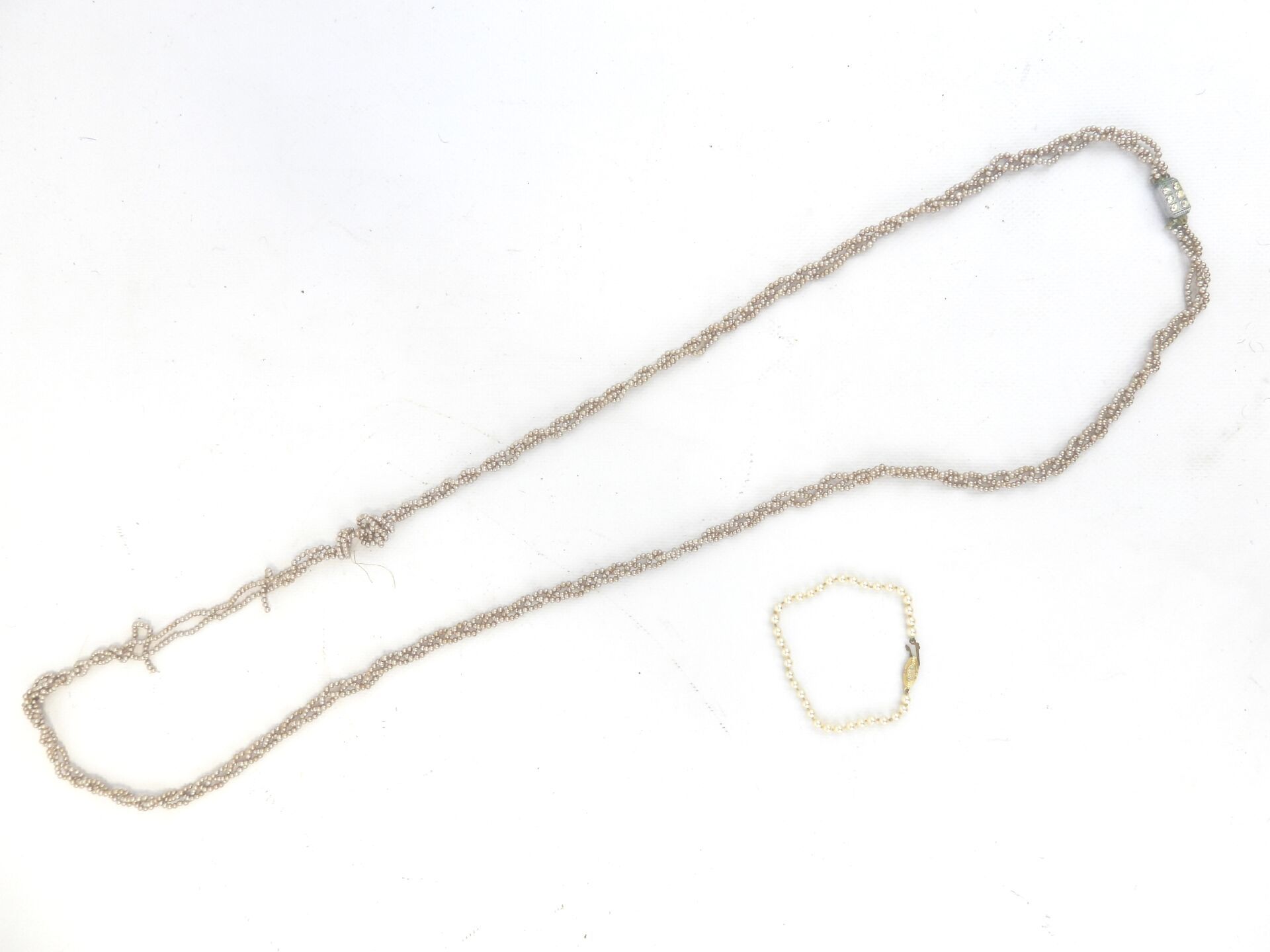 Null Dos collares de perlas cultivadas, uno de ellos fabricado en Checoslovaquia