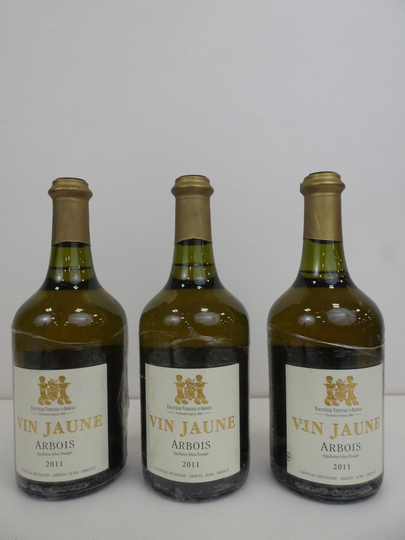3 bouteilles vin jaune. La Fruitière d'Arbois. 2011