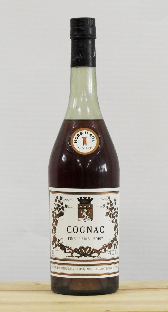 Null 1 bottle 

Cognac. Fine "Fin bois". Castelnau-Gros. 40°. 70 cl.

Wear to th&hellip;