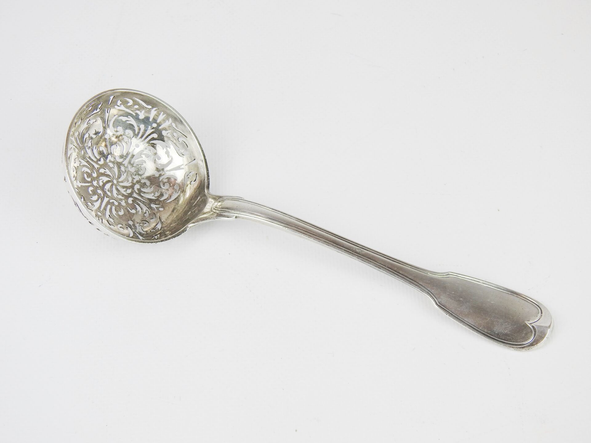 Null 银质洒水勺 1779年，巴黎。M.O. Pierre Nicolas Sommé。螺纹模型。铲子上有带字母BR的奖章。重量：87克。