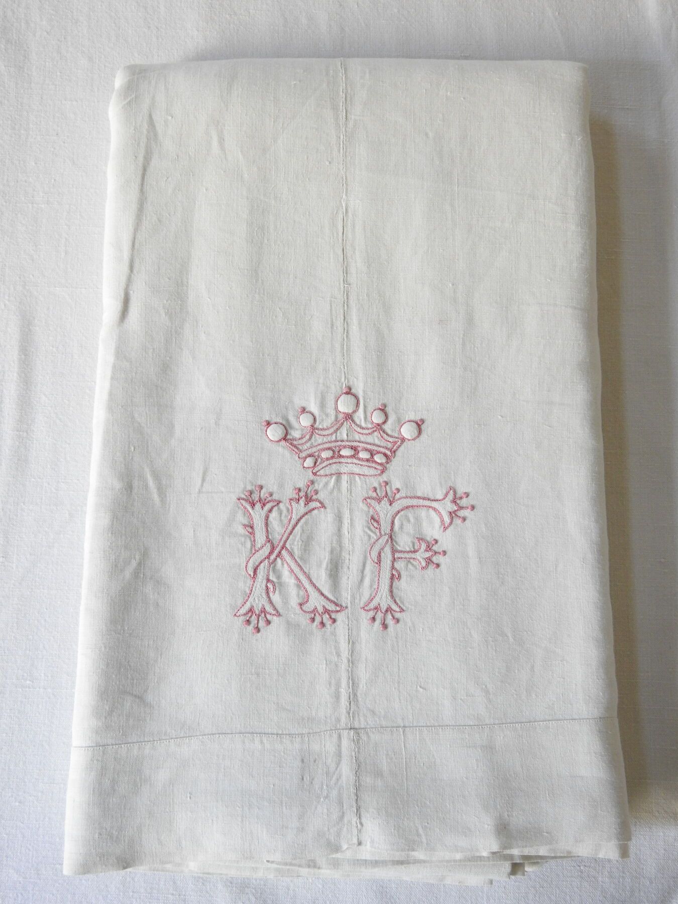 Null 大亚麻布床单，在子爵的皇冠下有红白相间的K.F.图案。195 x 330厘米。