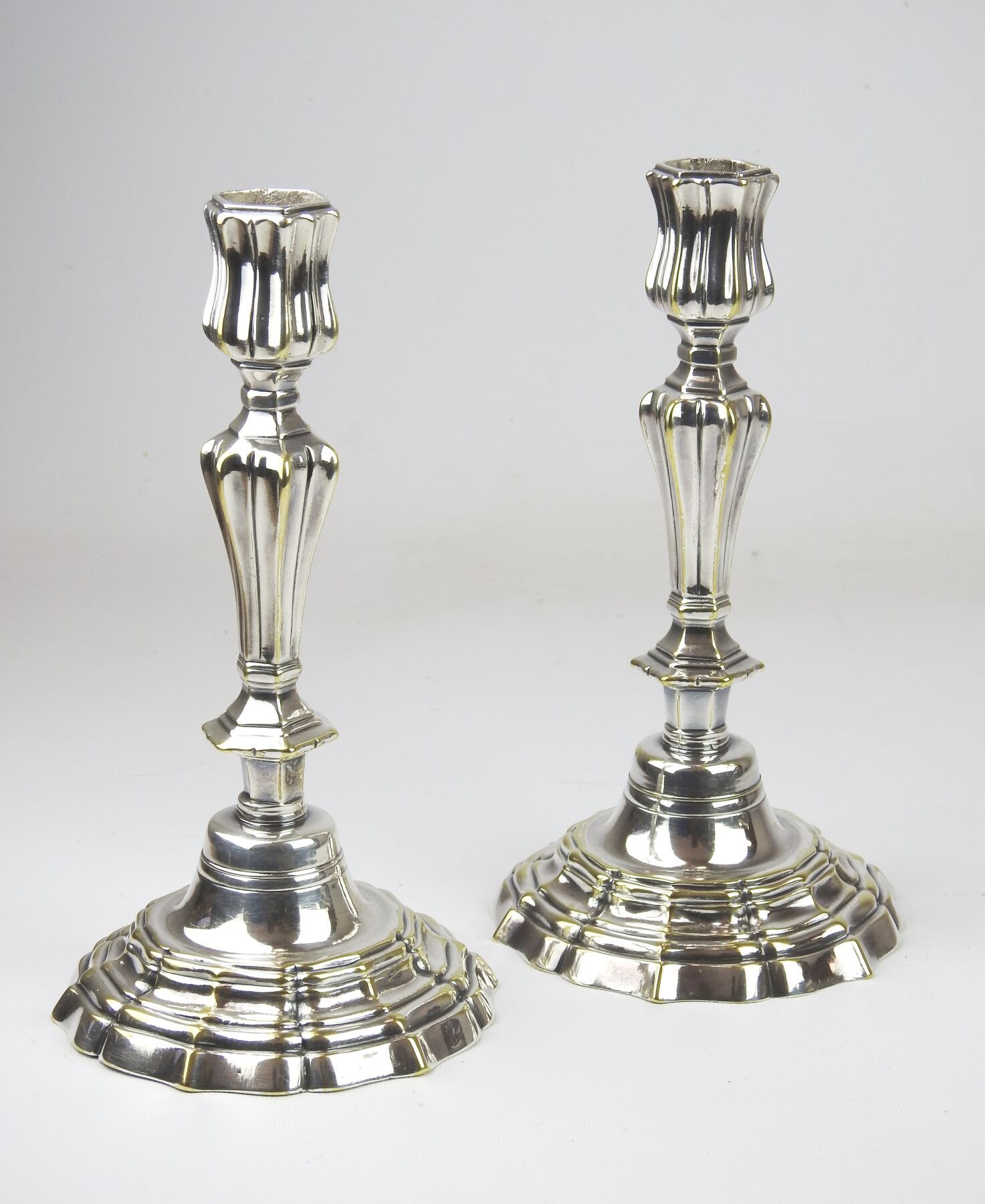 Null Pair of silver plated bronze candlesticks with feet with nets, contour and &hellip;