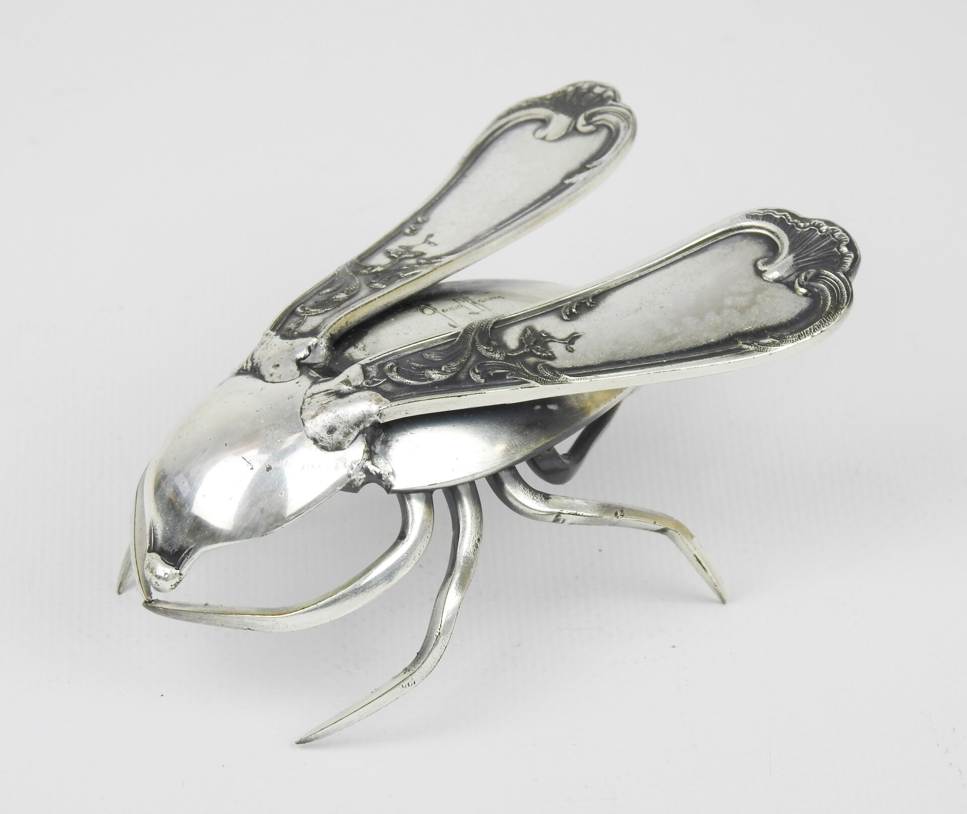 Null Gérard Bouvier（生于1942年）：由镀银焊接的金属罩组成的昆虫。签名。高5厘米，长12厘米。