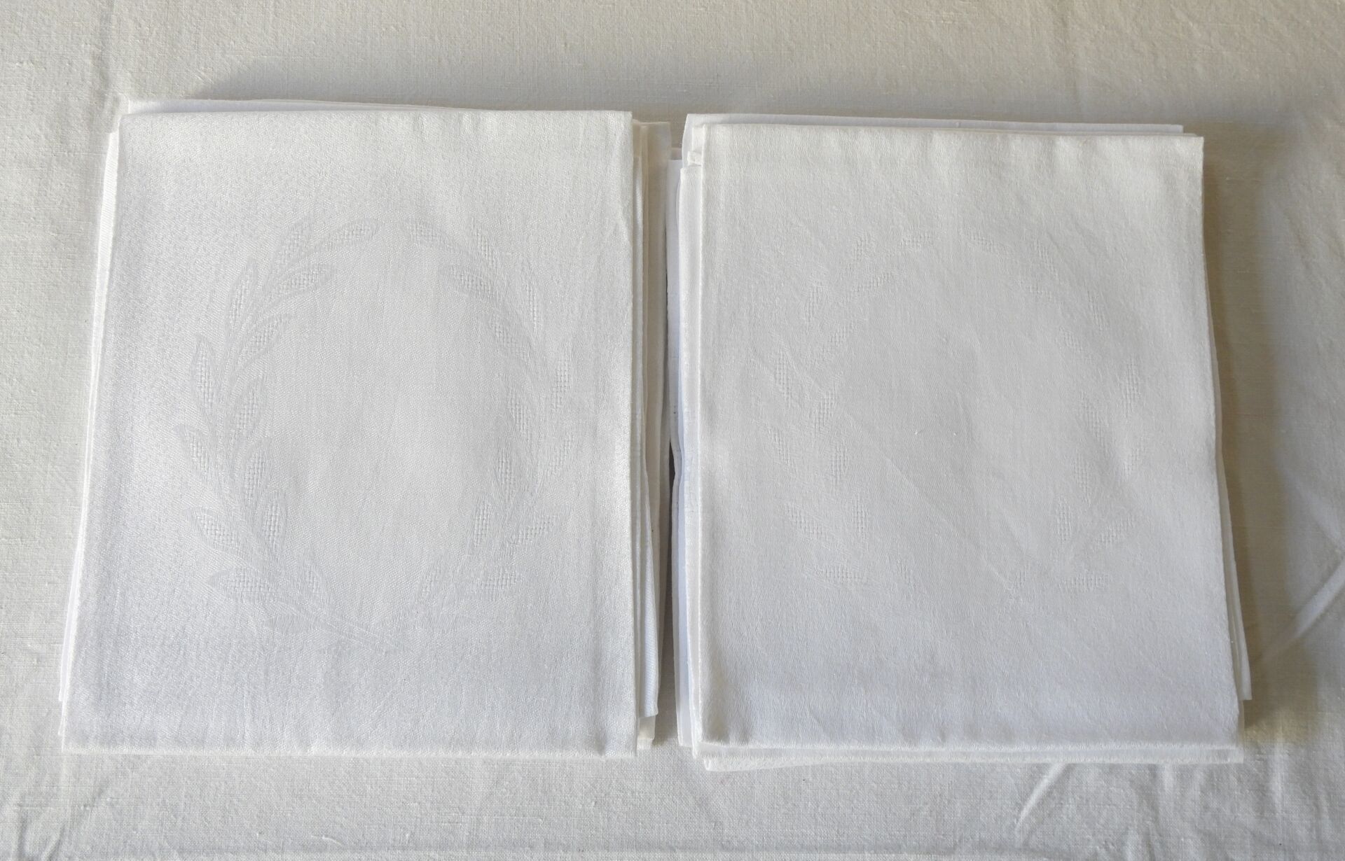 Null 十二张带有月桂花环的大马士革餐巾纸。