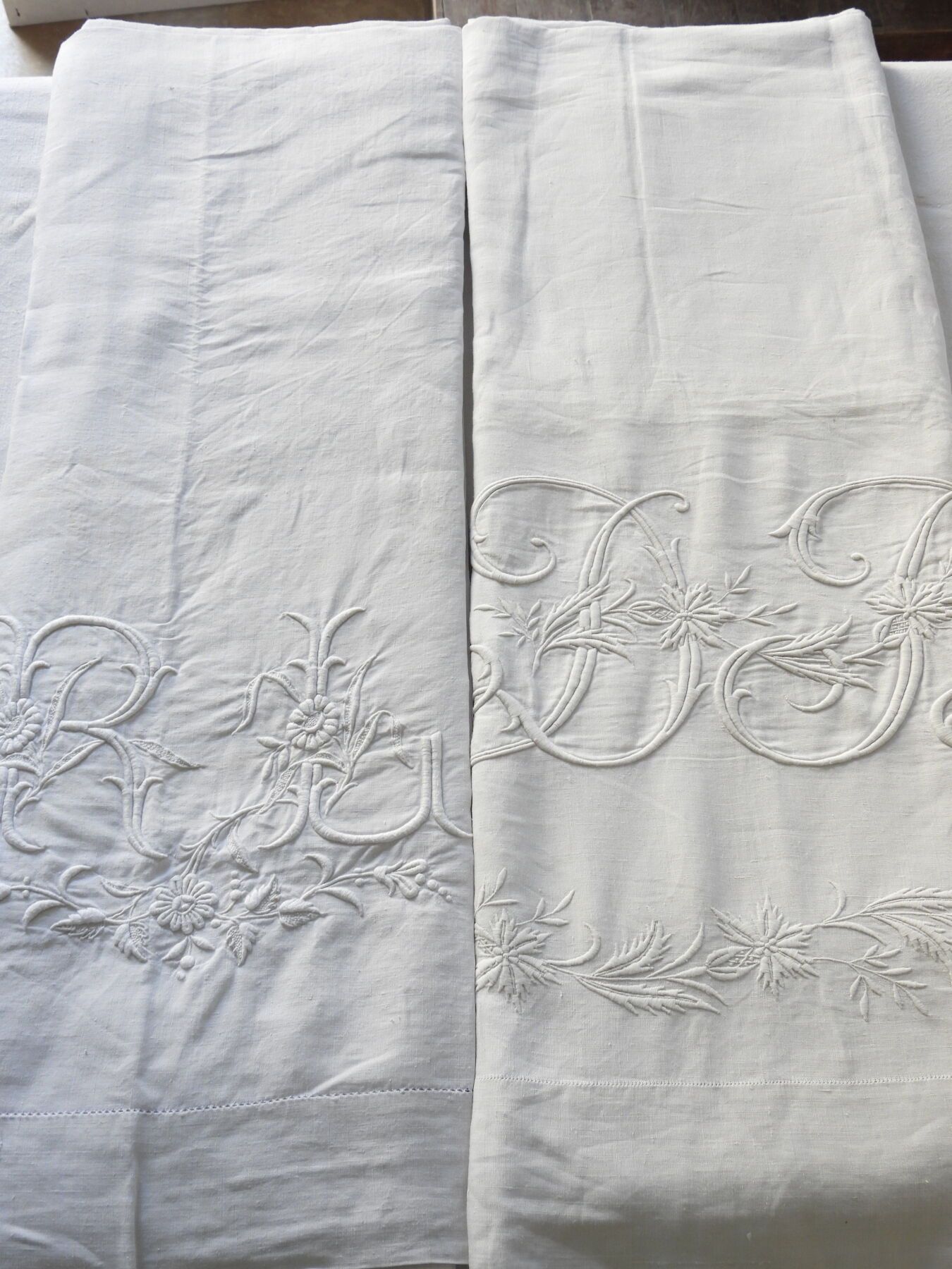 Null Due grandi lenzuola di lino con i numeri DB 215 x 320 cm e RL 220 x 335 cm.